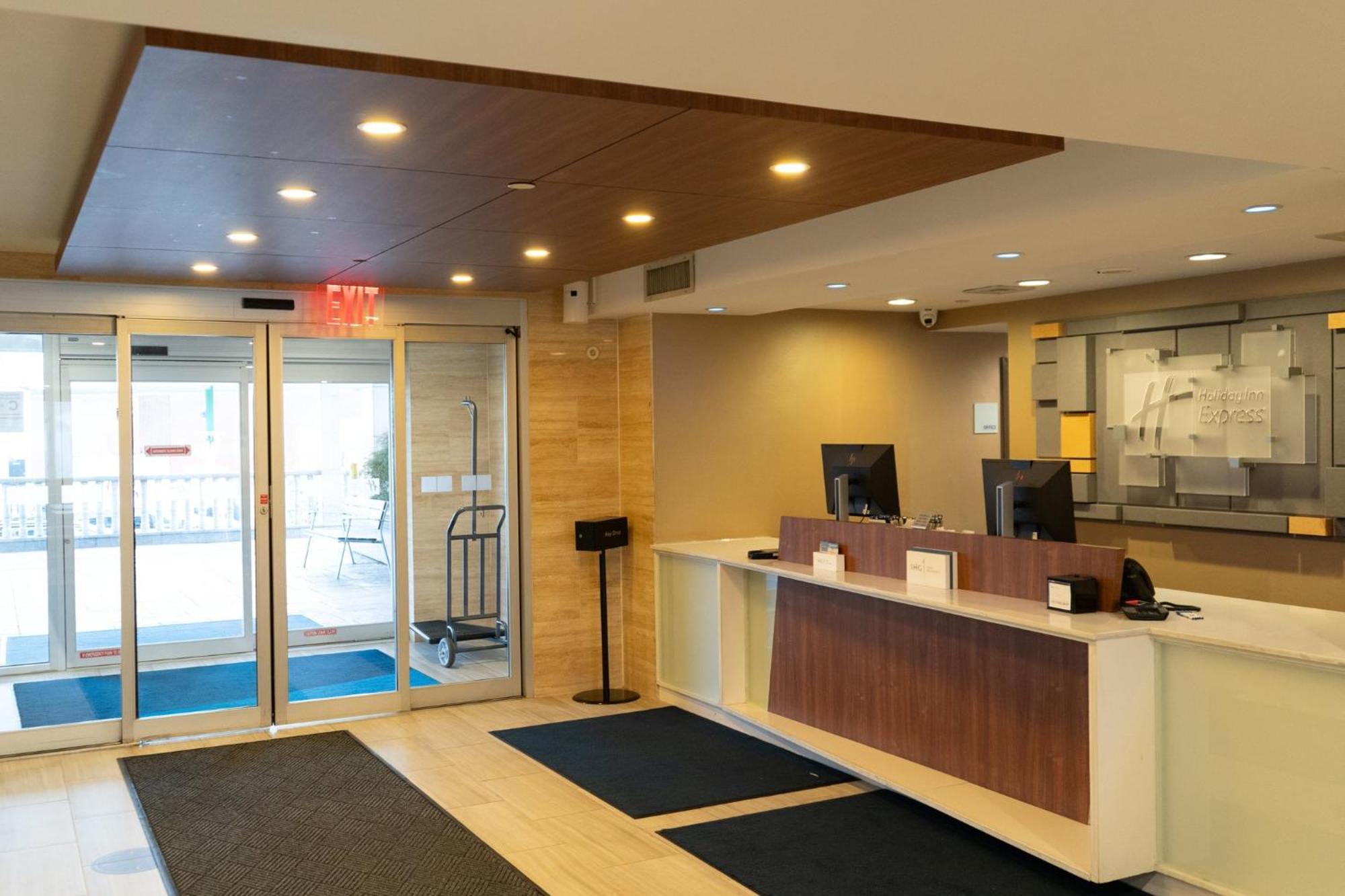 Express Maspeth By Ihg