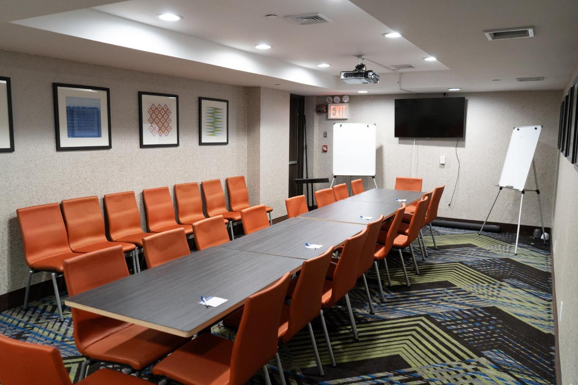 Express Maspeth By Ihg Hotel