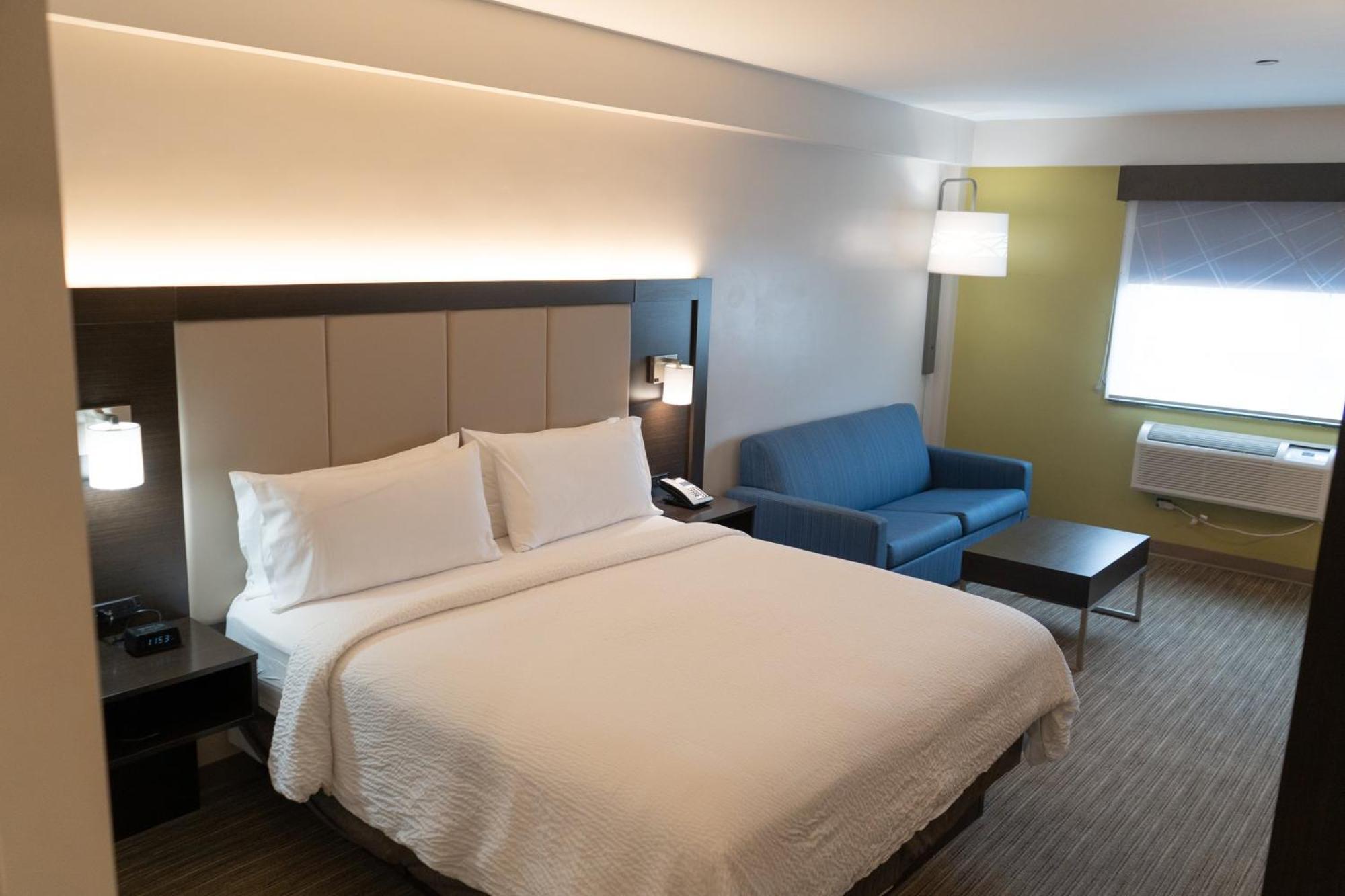 Express Maspeth By Ihg Hotel 2*